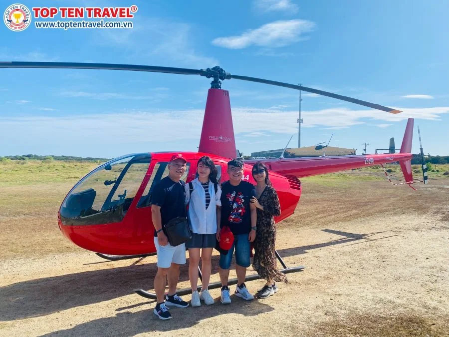 Du khách tham gia hành trình tour Úc trải nghiệm dịch vụ bay trực thăng cao cấp